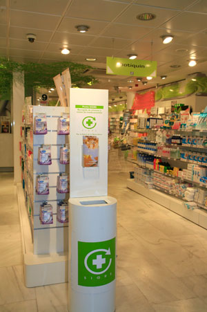 Punto SIGRE: Contenedor de reciclaje de envases y restos de medicamentos en una farmacia